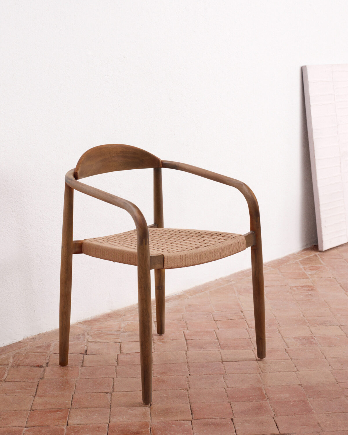 Kave Home Nina stapelbare stoel van massief acaciahout met walnootafwerking en beige touw FSC 100% - Afbeelding 2