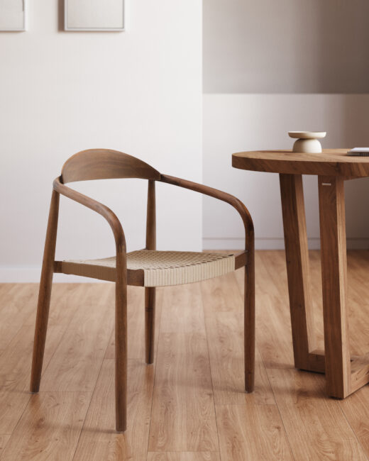 Kave Home Nina stapelbare stoel van massief acaciahout met walnootafwerking en beige touw FSC 100%