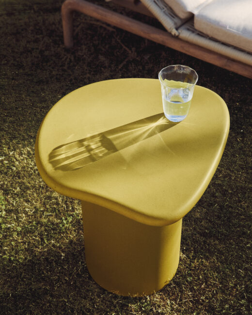 Kave Home Macarella bijzettafel van mosterdkleurig cement 48 x 47 cm