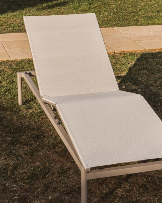 Kave Home Stapelbare Lesina ligstoel van aluminium in taupe en ecru textileen