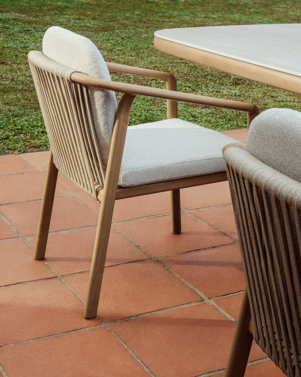 Kave Home Sirte stapelbare outdoor stoel van aluminium met houtlook-afwerking en ecru touw - Afbeelding 3