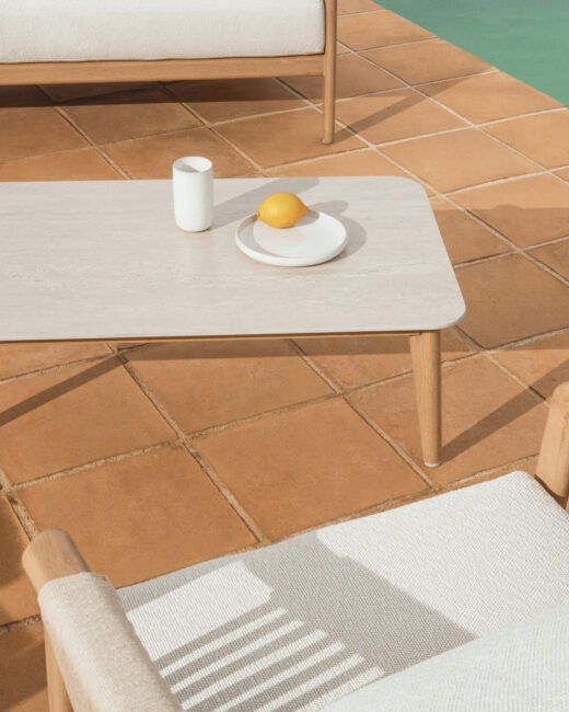 Kave Home Sirte outdoor set met 3-zitsbank, 2 fauteuils en tafel in aluminium met afwerking van houteffect en ecru kussens