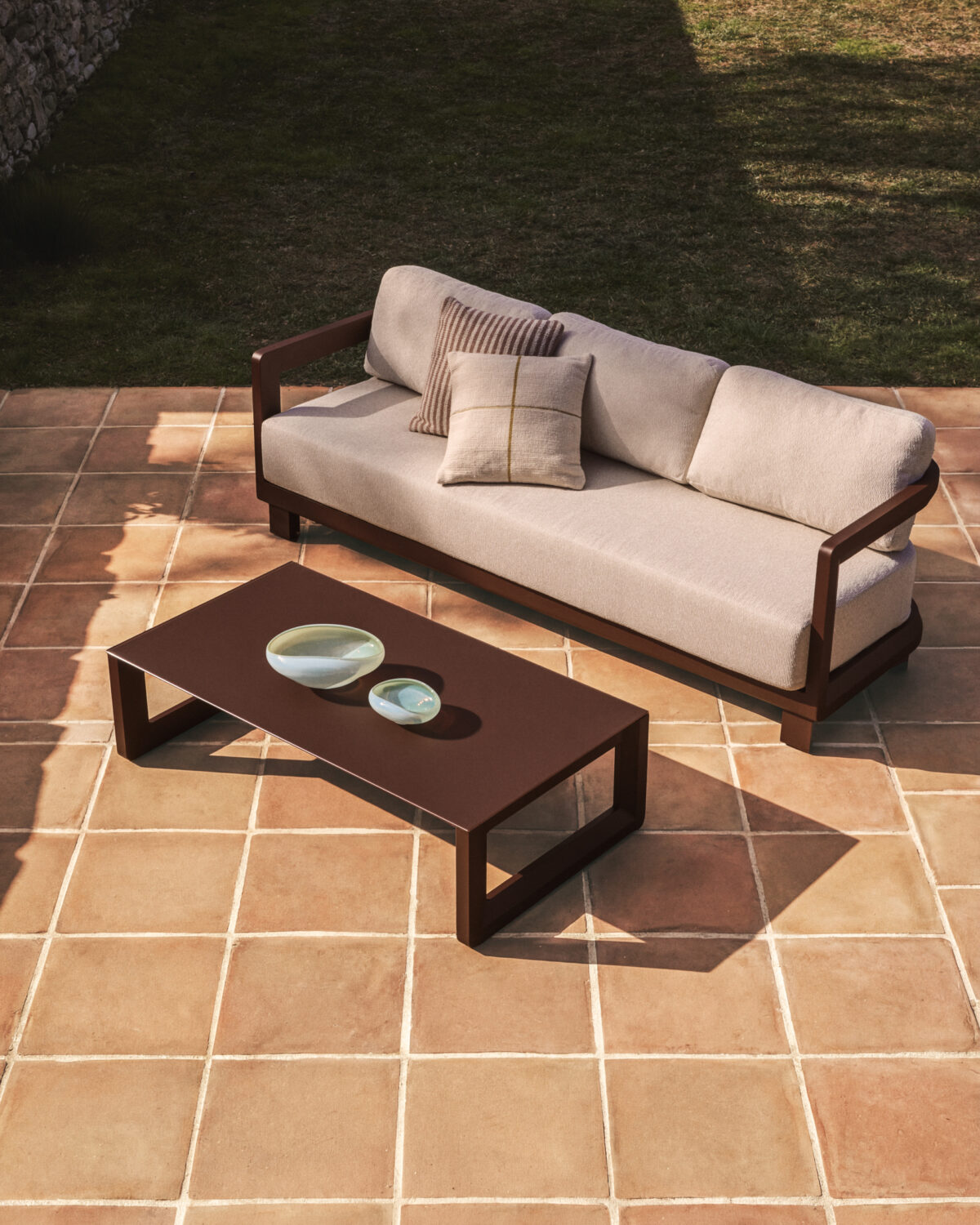 Kave Home Nerano set van 3-zitsbank en lage tafel van bruin aluminium - Afbeelding 2