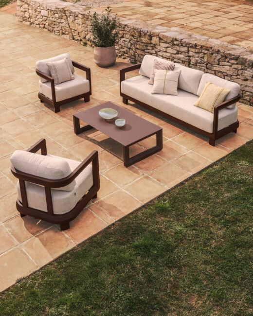 Kave Home Nerano set met 3-zitsbank, 2 fauteuils en salontafel van gehard glas en bruin aluminium