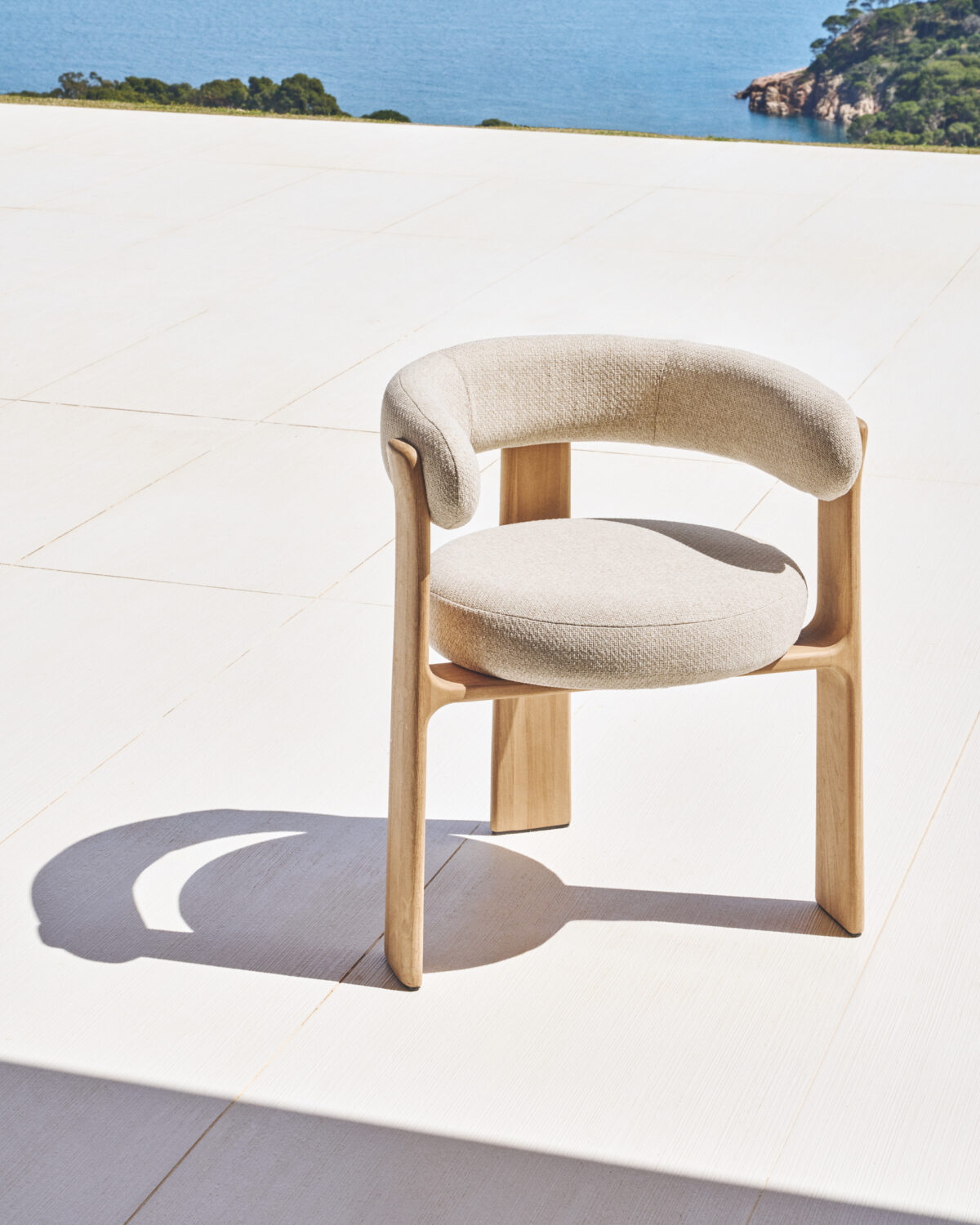 Kave Home Granite outdoor stoel met 3 poten in beige en poten van massief teakhout met natuurlijke afwerking FSC 100% - Afbeelding 2