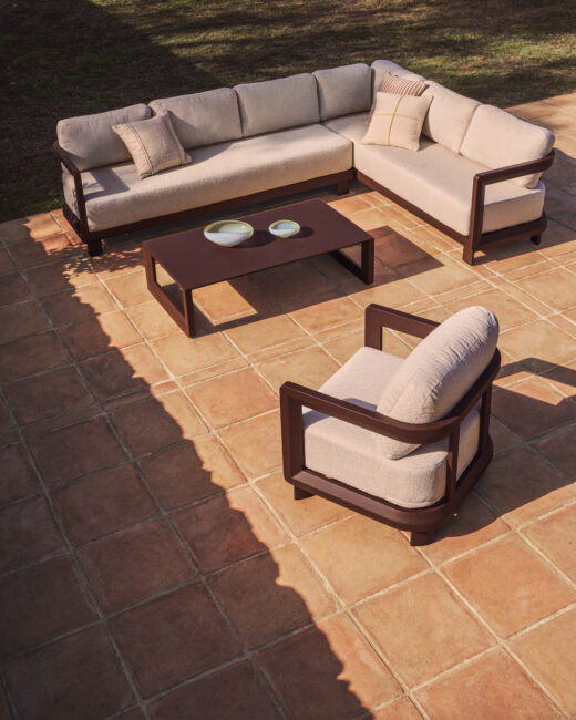 Kave Home Nerano set met 5-zits hoekbank, fauteuil en salontafel van gehard glas en bruin aluminium