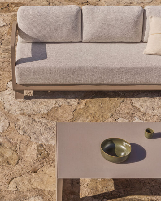 Kave Home Nerano taupe set van 3-zitsbank en lage tafel van aluminium