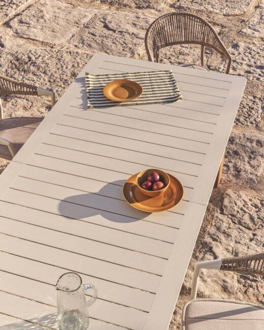 Kave Home Livorno uitschuifbare tafel van beige aluminium en poten met houteffect 233(350) x 100 cm