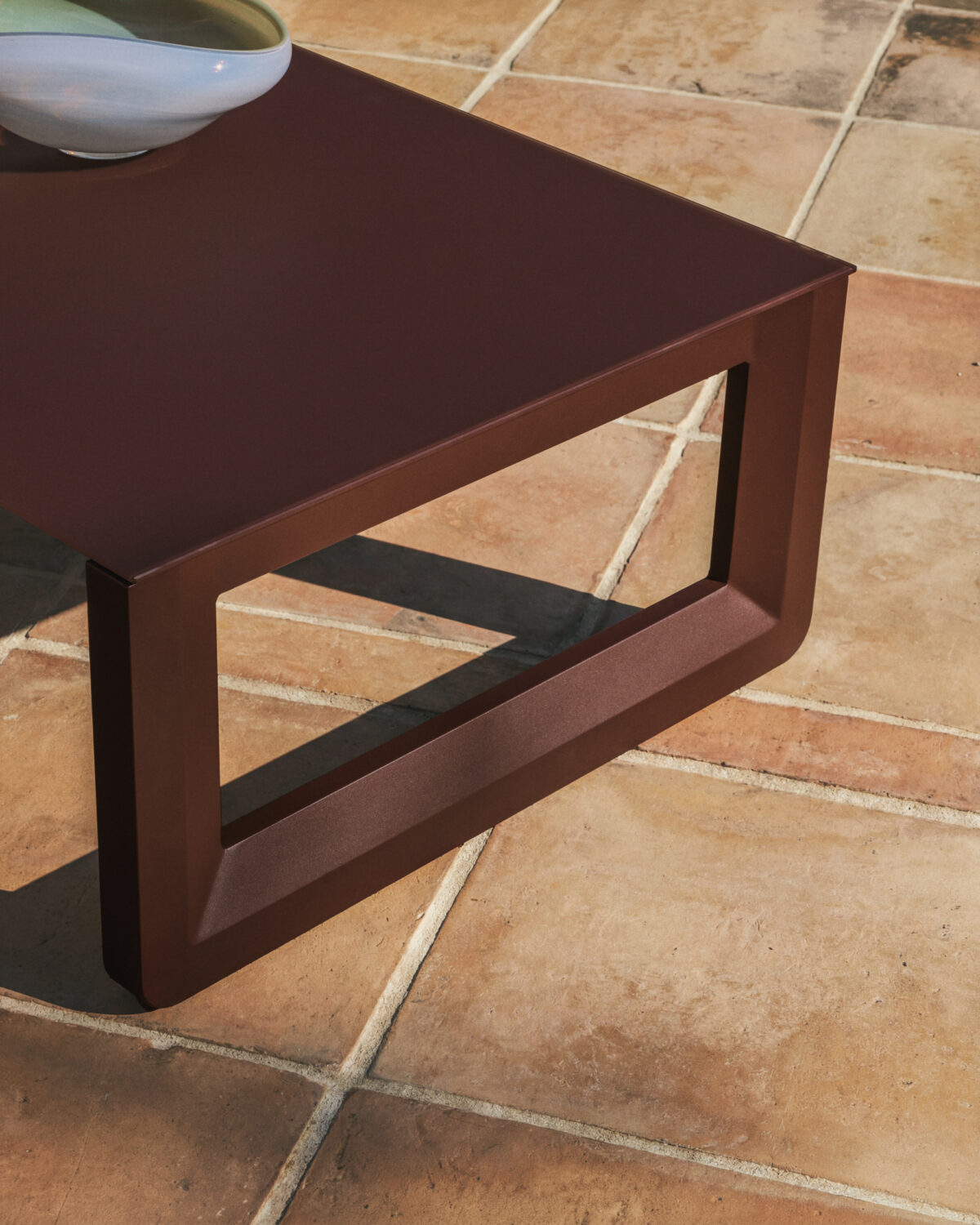 Kave Home Nerano set met 3-zitsbank, 2 fauteuils en salontafel van gehard glas en bruin aluminium - Afbeelding 3