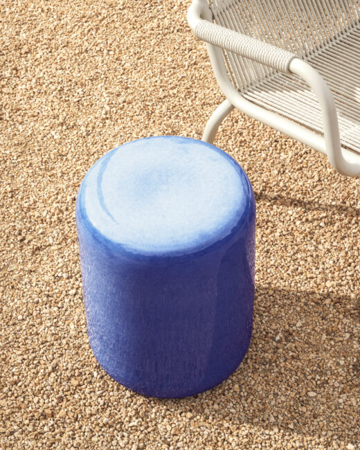 Kave Home Mesquida outdoor bijzettafel van keramiek met geglazuurde afwerking in blauw Ø 35 cm