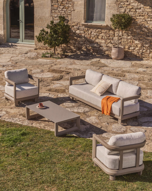 Kave Home Nerano set met 3-zitsbank, 2 fauteuils en salontafel van gehard glas en aluminium in taupe
