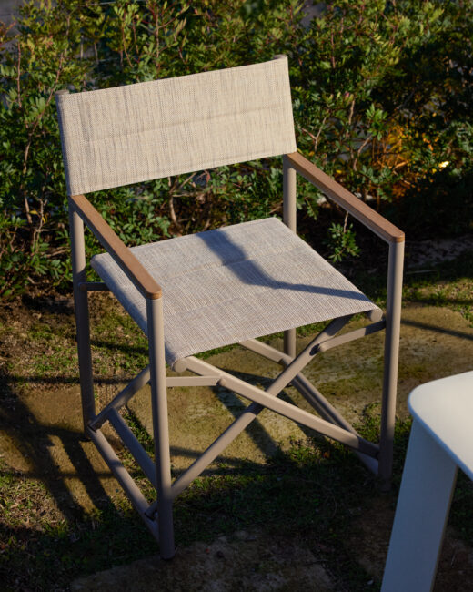 Kave Home Tisno klapstoel voor buiten in taupe aluminium en taupe texteline