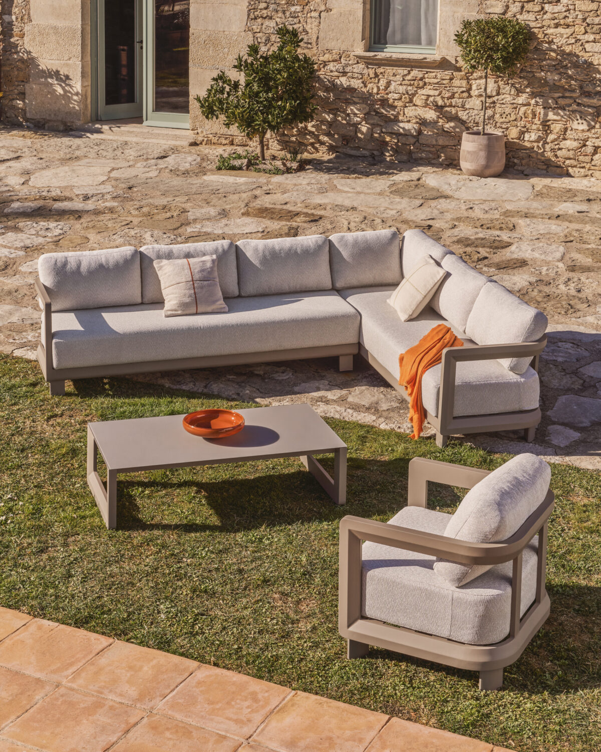 Kave Home Nerano set met 5-zits hoekbank en salontafel van gehard glas en aluminium in taupe - Afbeelding 2