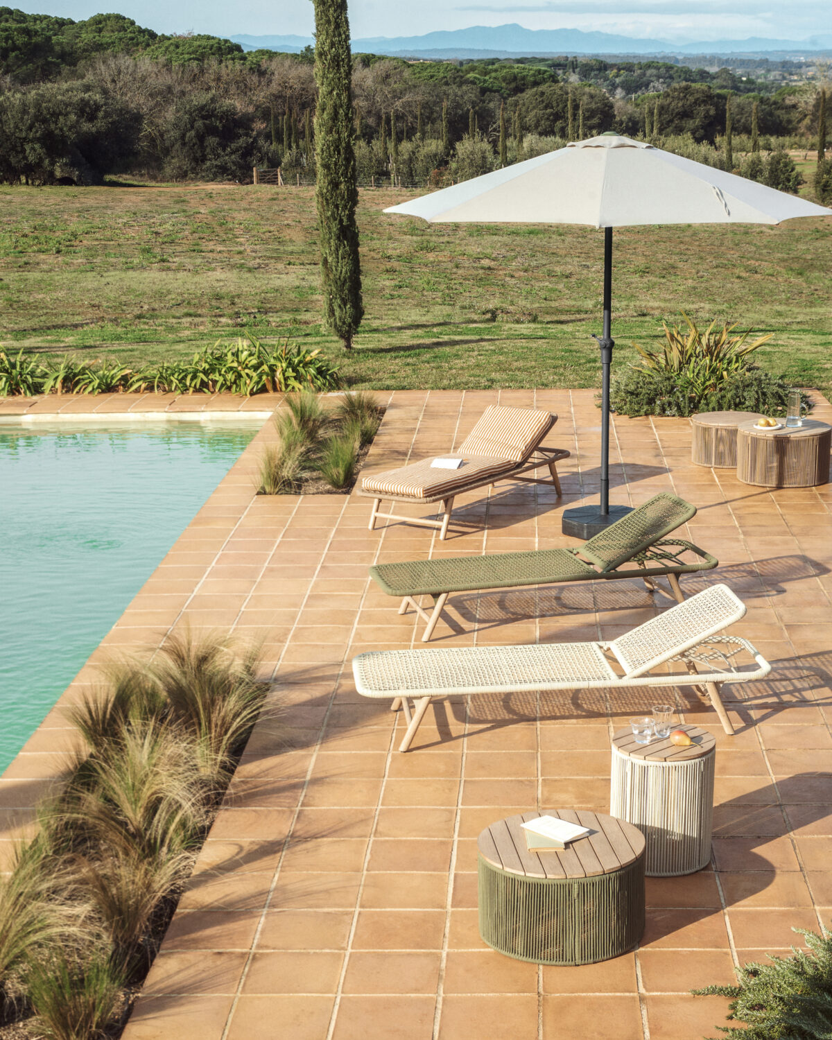 Kave Home Milna beige parasol met centrale paal en grafietkleurig stalen frame Ø300 cm - Afbeelding 3
