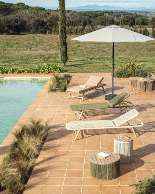 Kave Home Milna beige parasol met centrale paal en grafietkleurig stalen frame Ø300 cm