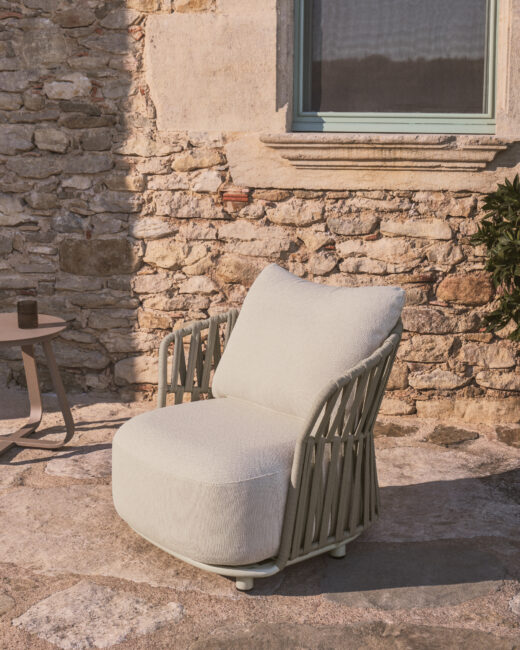 Kave Home Osani fauteuil van ecru aluminium en taupe touw