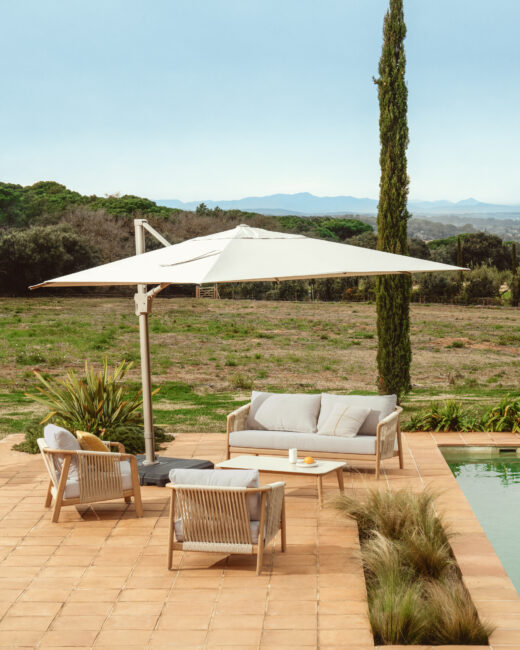 Kave Home Sirte outdoor set met 3-zitsbank, 2 fauteuils en tafel in aluminium met afwerking van houteffect en ecru kussens