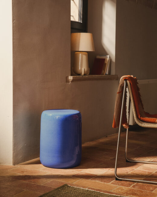 Kave Home Mesquida outdoor bijzettafel van keramiek met geglazuurde afwerking in blauw Ø 35 cm