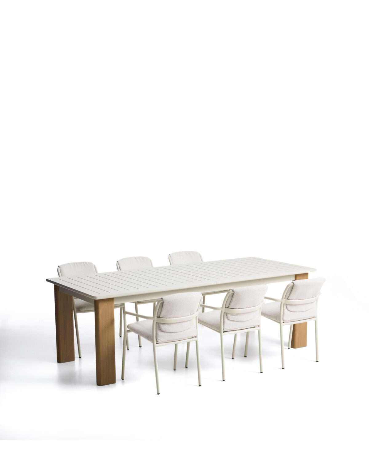 Kave Home Set Livorno uitschuifbare tafel aluminium beige met poten houtlook en 6 Linosa stapelbare stoelen aluminium ecru met beige kussens 233(350)x100 cm