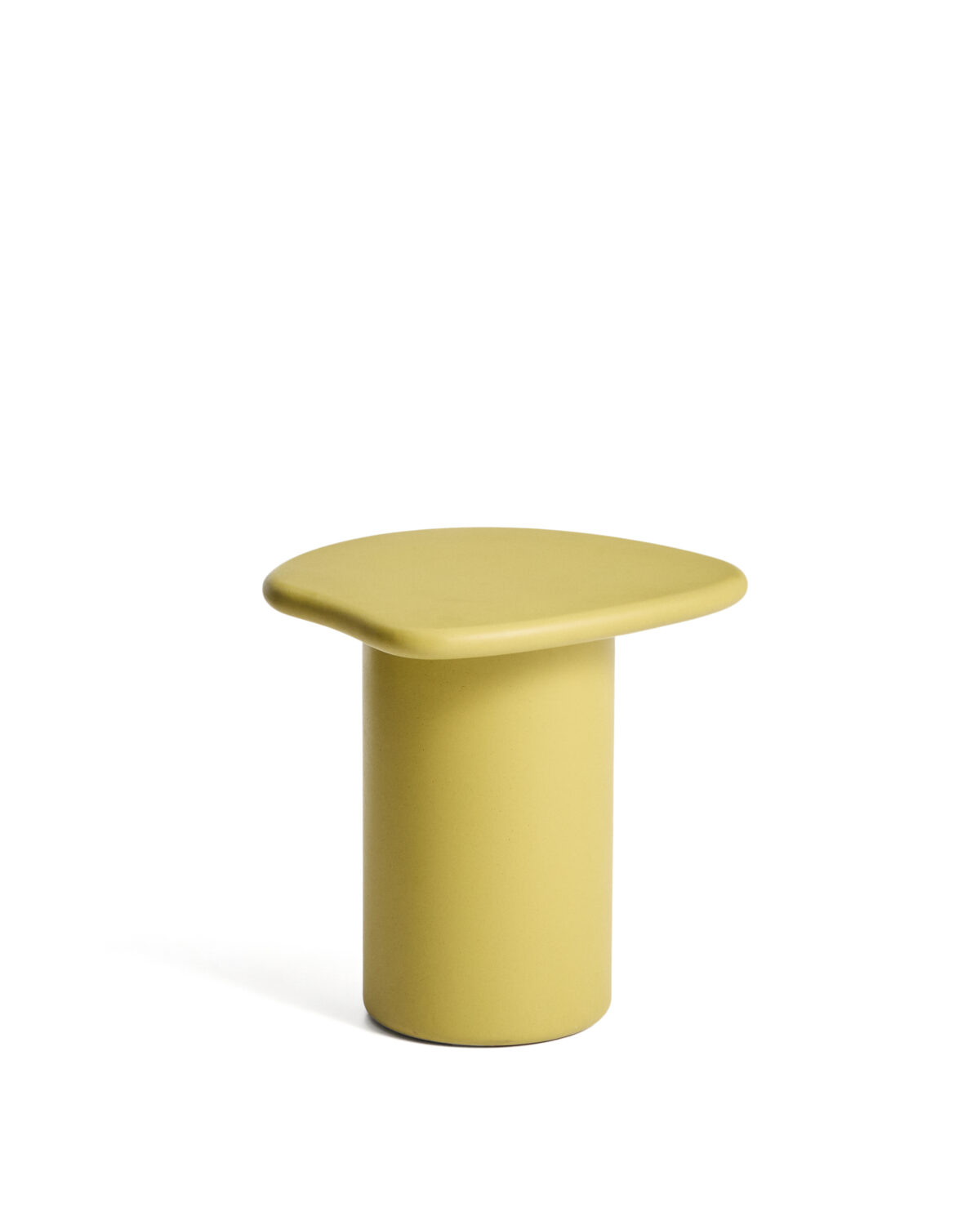 Kave Home Macarella bijzettafel van mosterdkleurig cement 48 x 47 cm