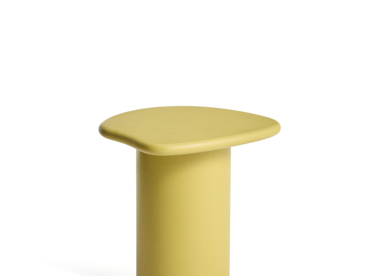 Kave Home Macarella bijzettafel van mosterdkleurig cement 48 x 47 cm