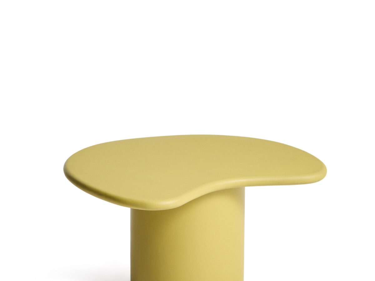Kave Home Macarella salontafel van mosterdkleurig cement 83 x 77 cm