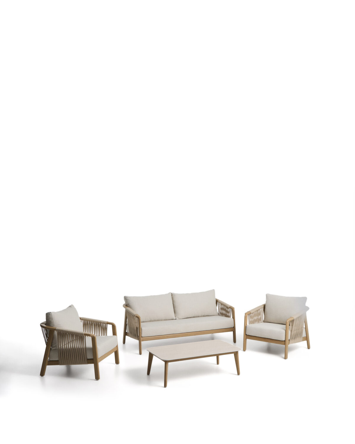 Kave Home Sirte outdoor set met 3-zitsbank, 2 fauteuils en tafel in aluminium met afwerking van houteffect en ecru kussens