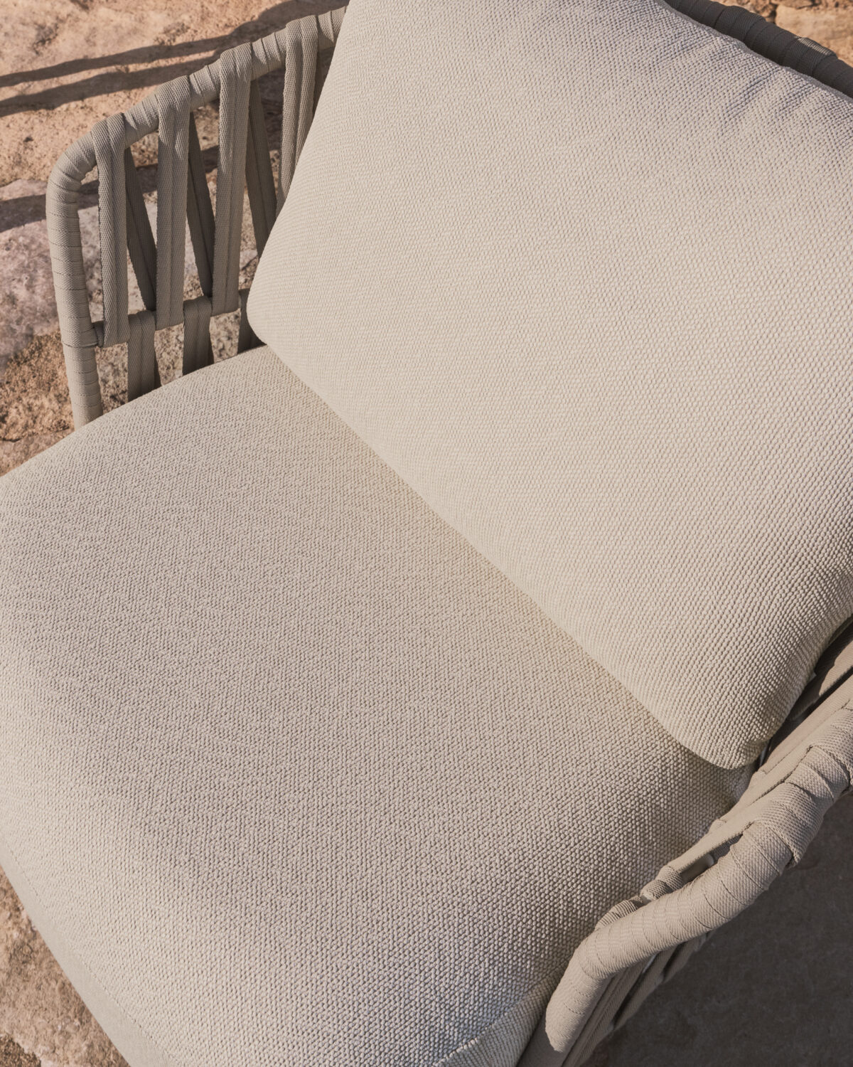 Kave Home Osani fauteuil van ecru aluminium en taupe touw - Afbeelding 3