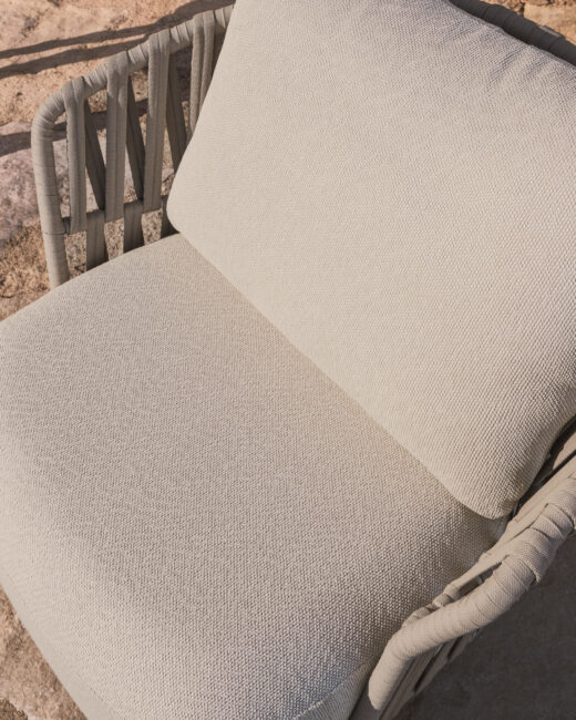 Kave Home Osani fauteuil van ecru aluminium en taupe touw