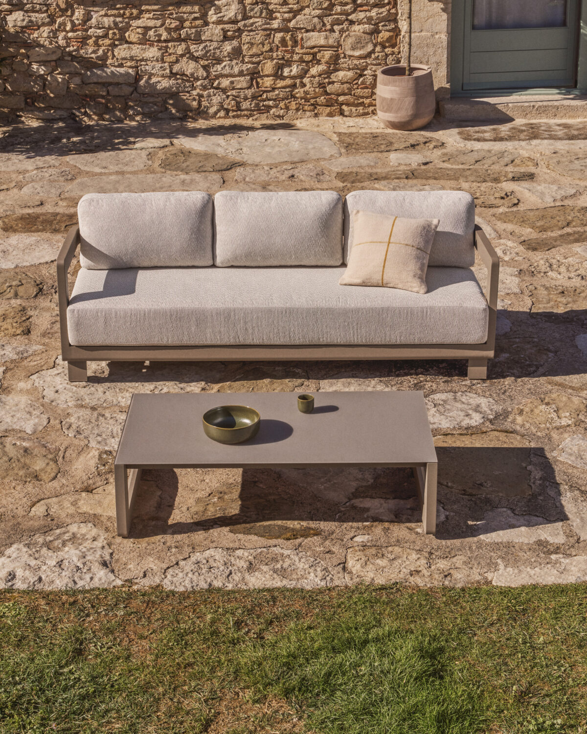 Kave Home Nerano taupe set van 3-zitsbank en lage tafel van aluminium - Afbeelding 2