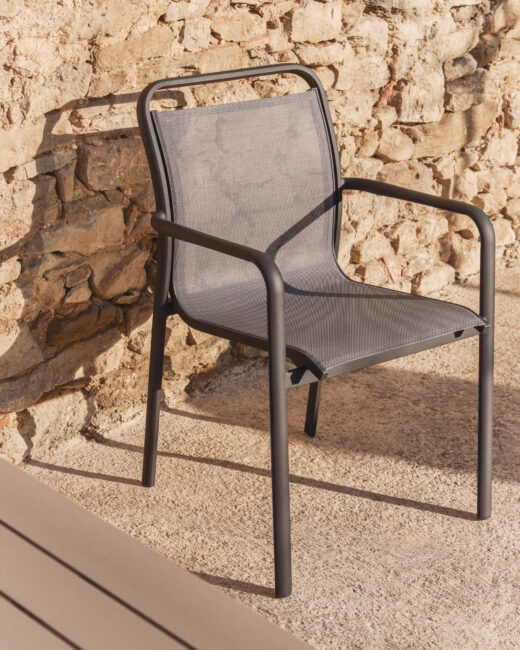 Kave Home Luri stapelbare outdoor stoel van grafietkleurig aluminium en grijs textileen