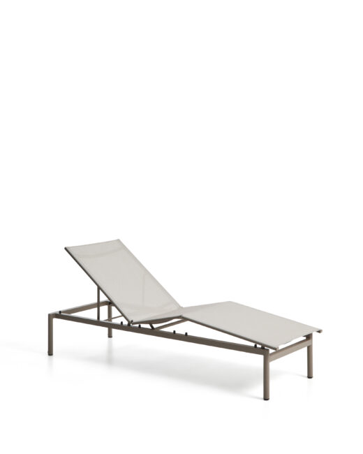 Kave Home Stapelbare Lesina ligstoel van aluminium in taupe en ecru textileen