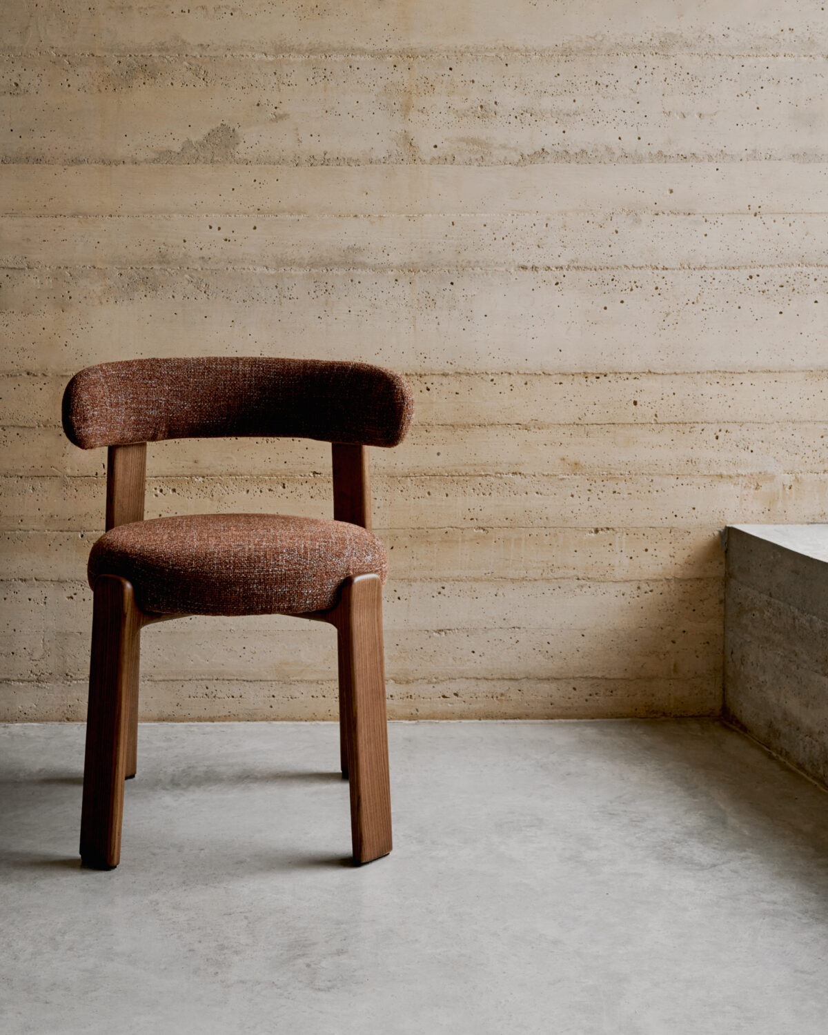 Kave Home Granite stoel in bruine chenille en massief essenhout in noten afwerking FSC 100% - Afbeelding 16