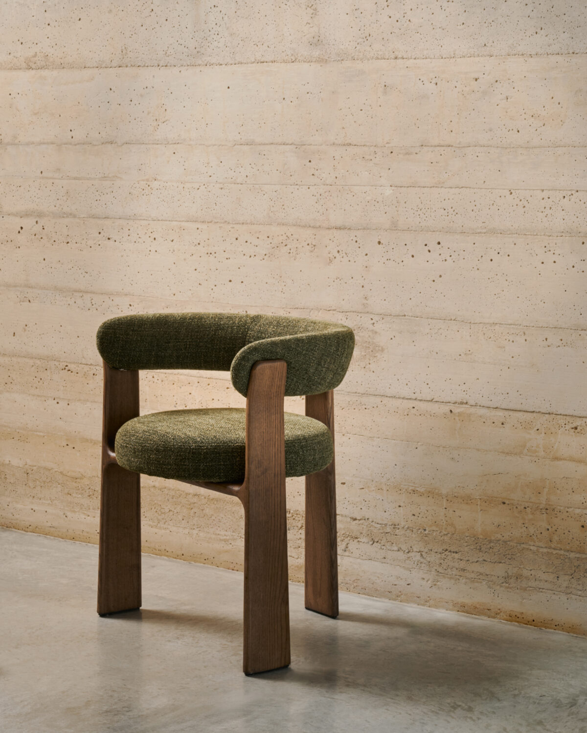 Kave Home Granite stoel met 3 poten in groene chenille en massief essenhout in noten afwerking FSC 100% - Afbeelding 30