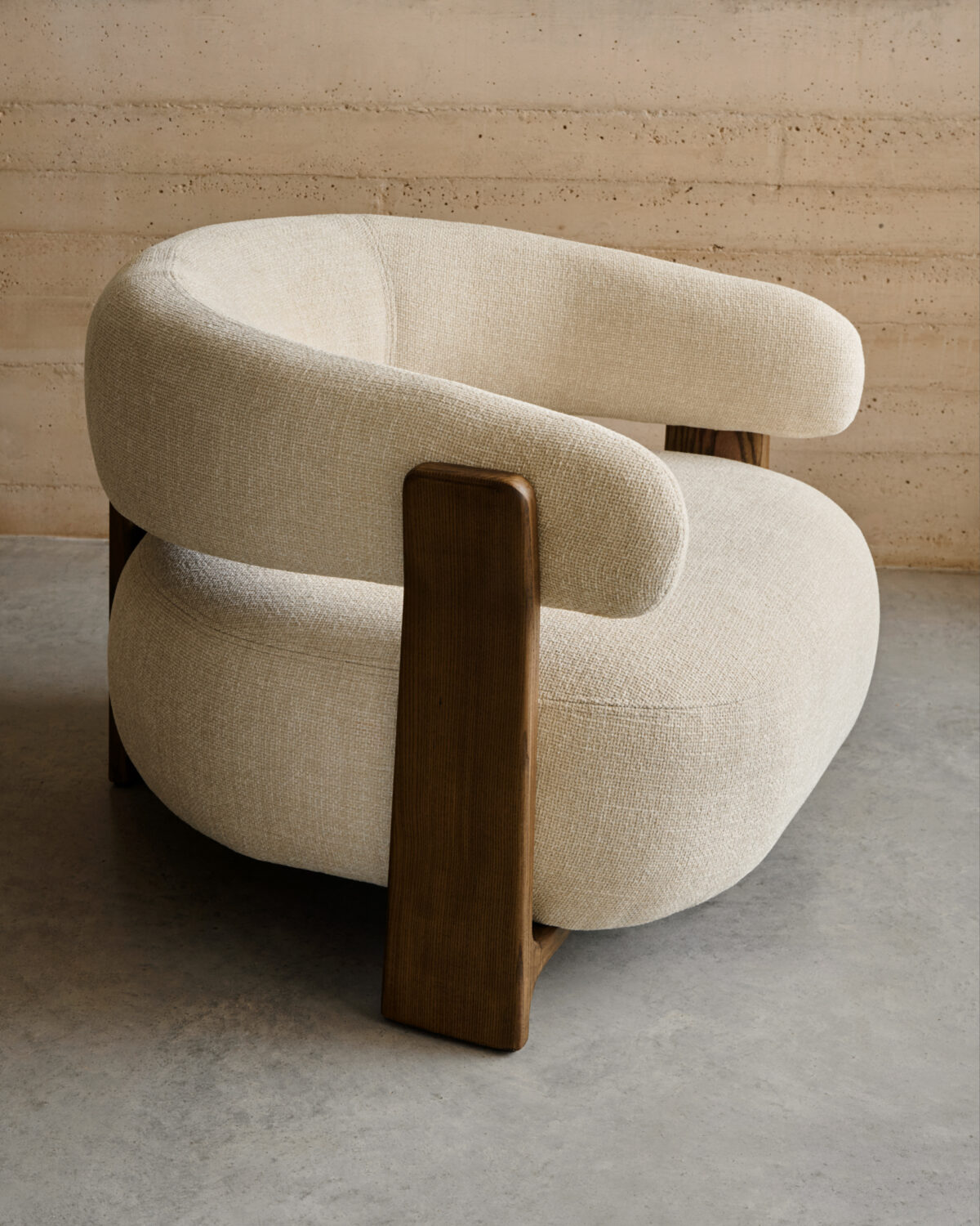 Kave Home Granite fauteuil in beige chenille en poten van massief essenhout in noten afwerking FSC 100% - Afbeelding 14