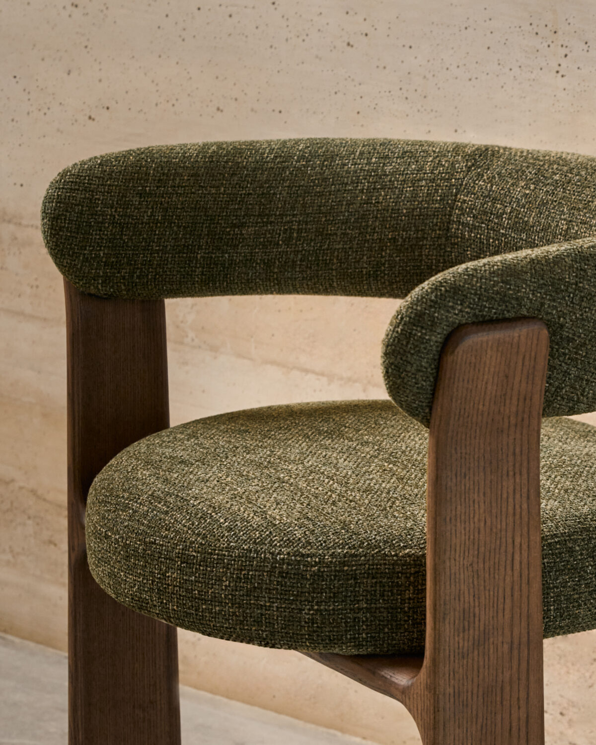 Kave Home Granite stoel met 3 poten in groene chenille en massief essenhout in noten afwerking FSC 100% - Afbeelding 29
