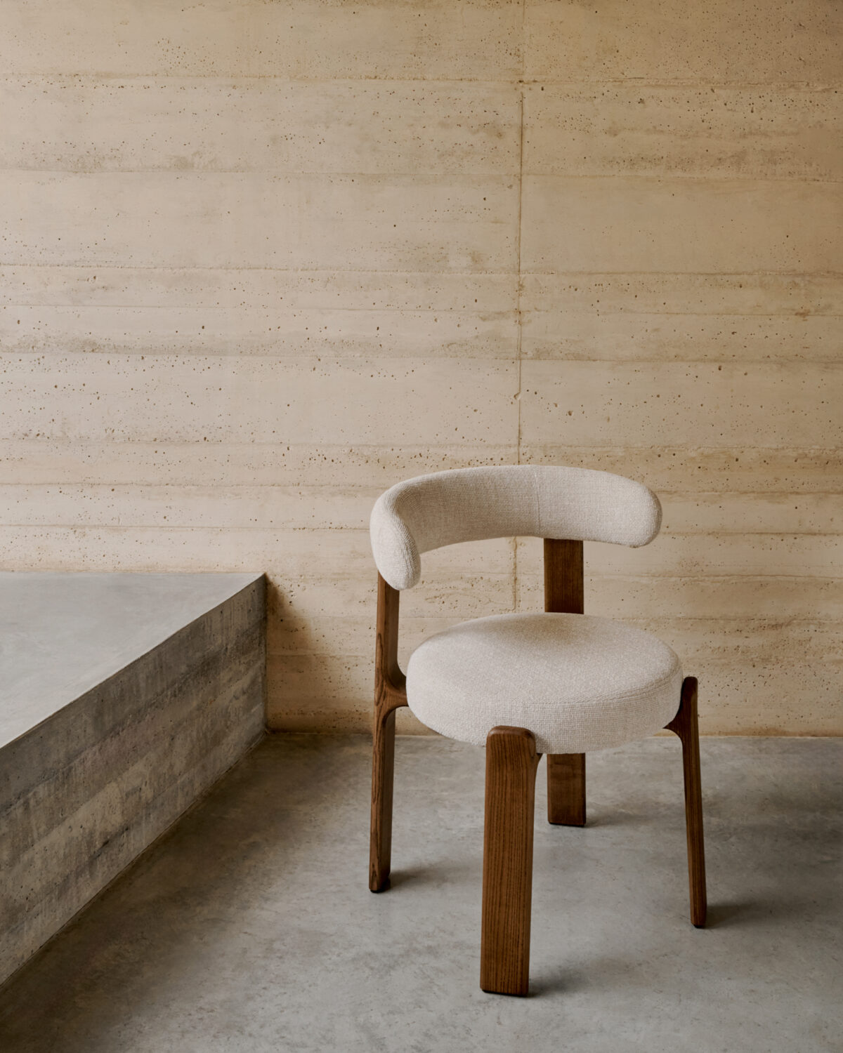 Kave Home Granite stoel in beige chenille en massief essenhout in noten afwerking FSC 100% - Afbeelding 13