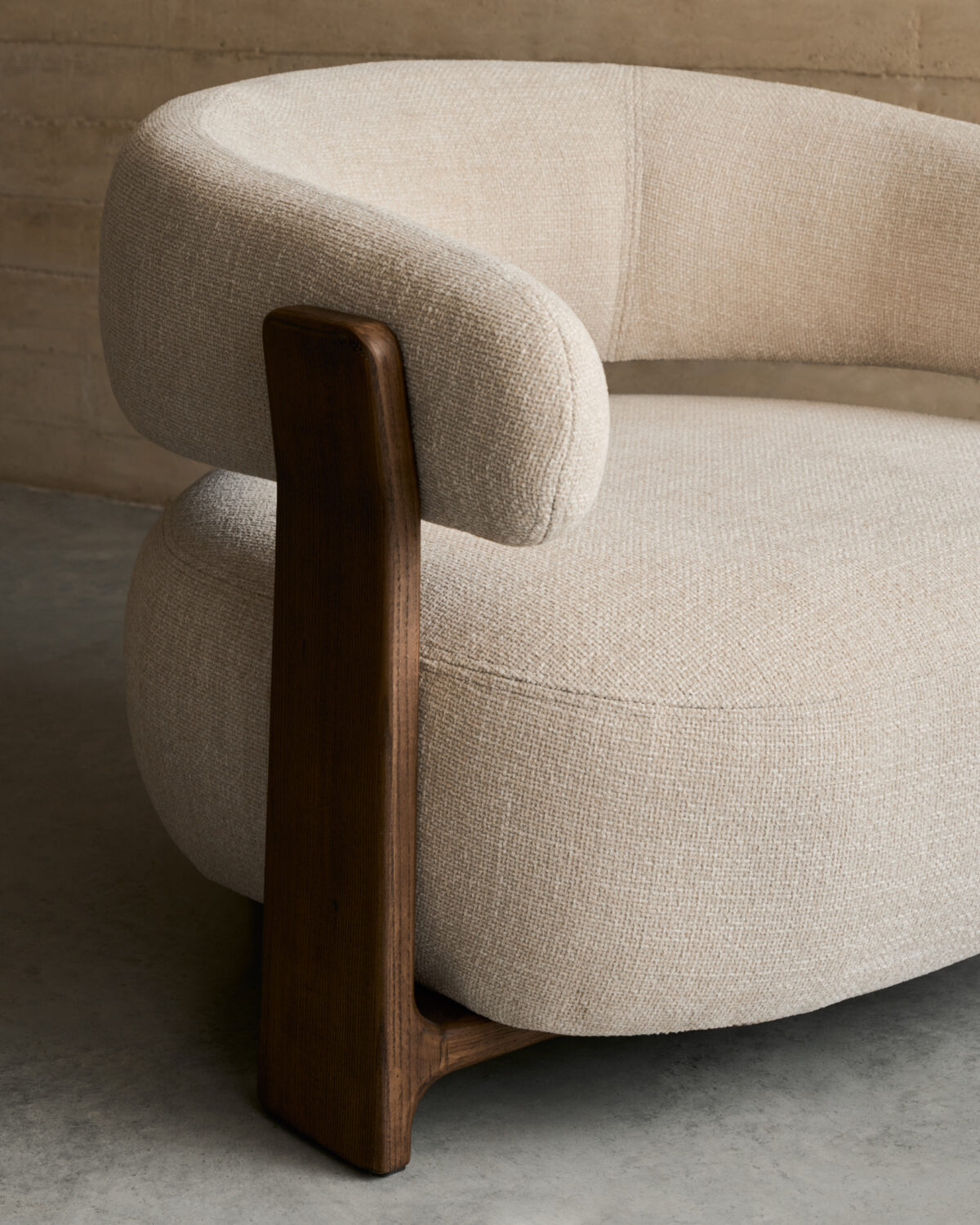 Kave Home Granite fauteuil in beige chenille en poten van massief essenhout in noten afwerking FSC 100% - Afbeelding 13