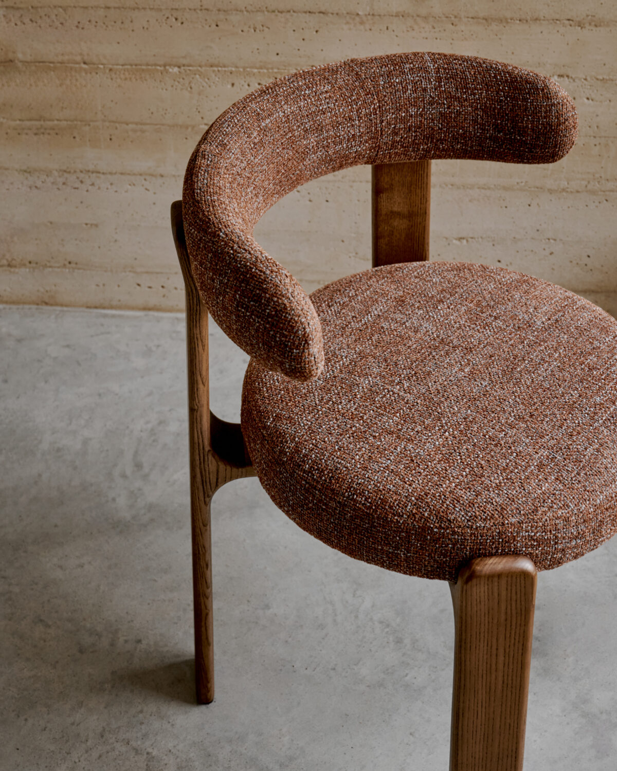 Kave Home Granite stoel in bruine chenille en massief essenhout in noten afwerking FSC 100% - Afbeelding 15