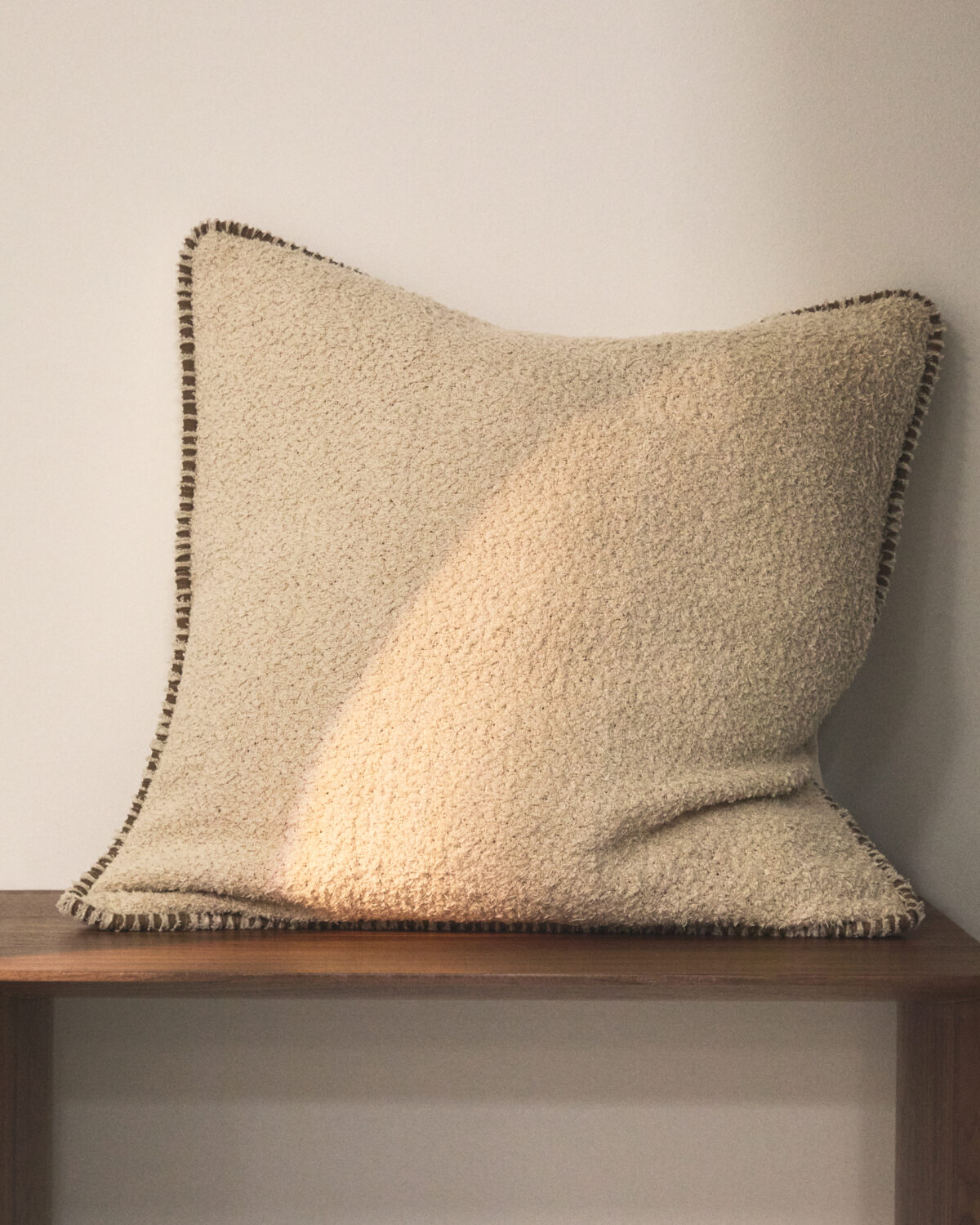 Kave Home Enari kussenhoes van katoen in beige en contrasterende bruine bies 50 x 50 cm - Afbeelding 7
