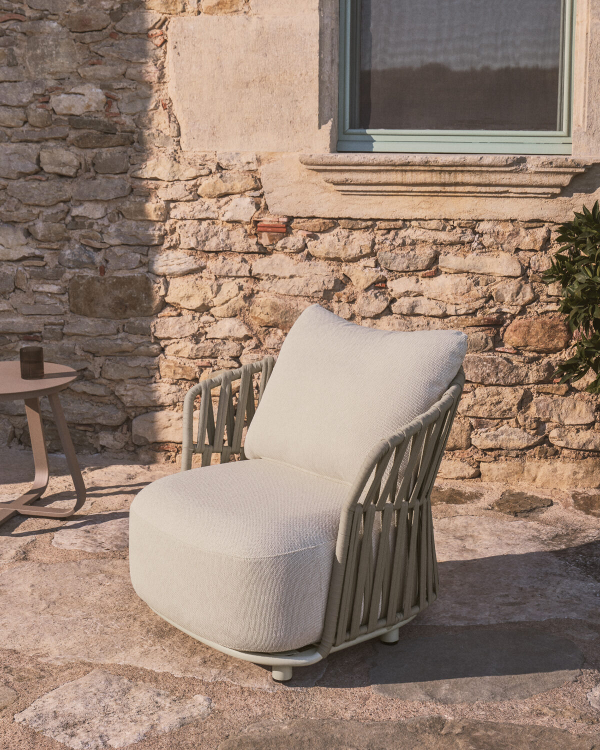 Kave Home Osani fauteuil van ecru aluminium en taupe touw - Afbeelding 14