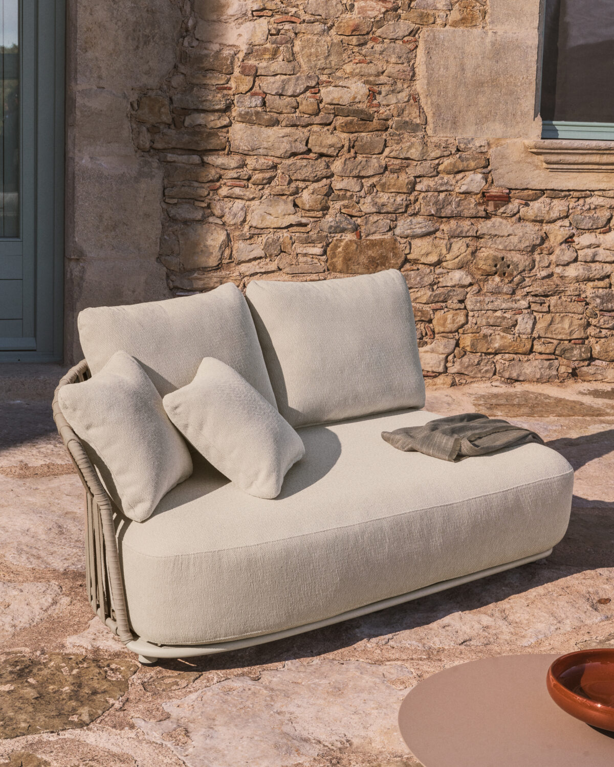 Kave Home Osani 2-zitsbank van ecru aluminium en taupe touw 170 cm - Afbeelding 16