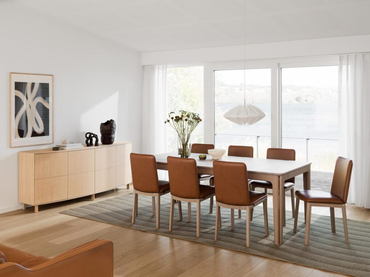 Skovby #27 eettafel in eiken met leren stoelen in een lichte eetkamer