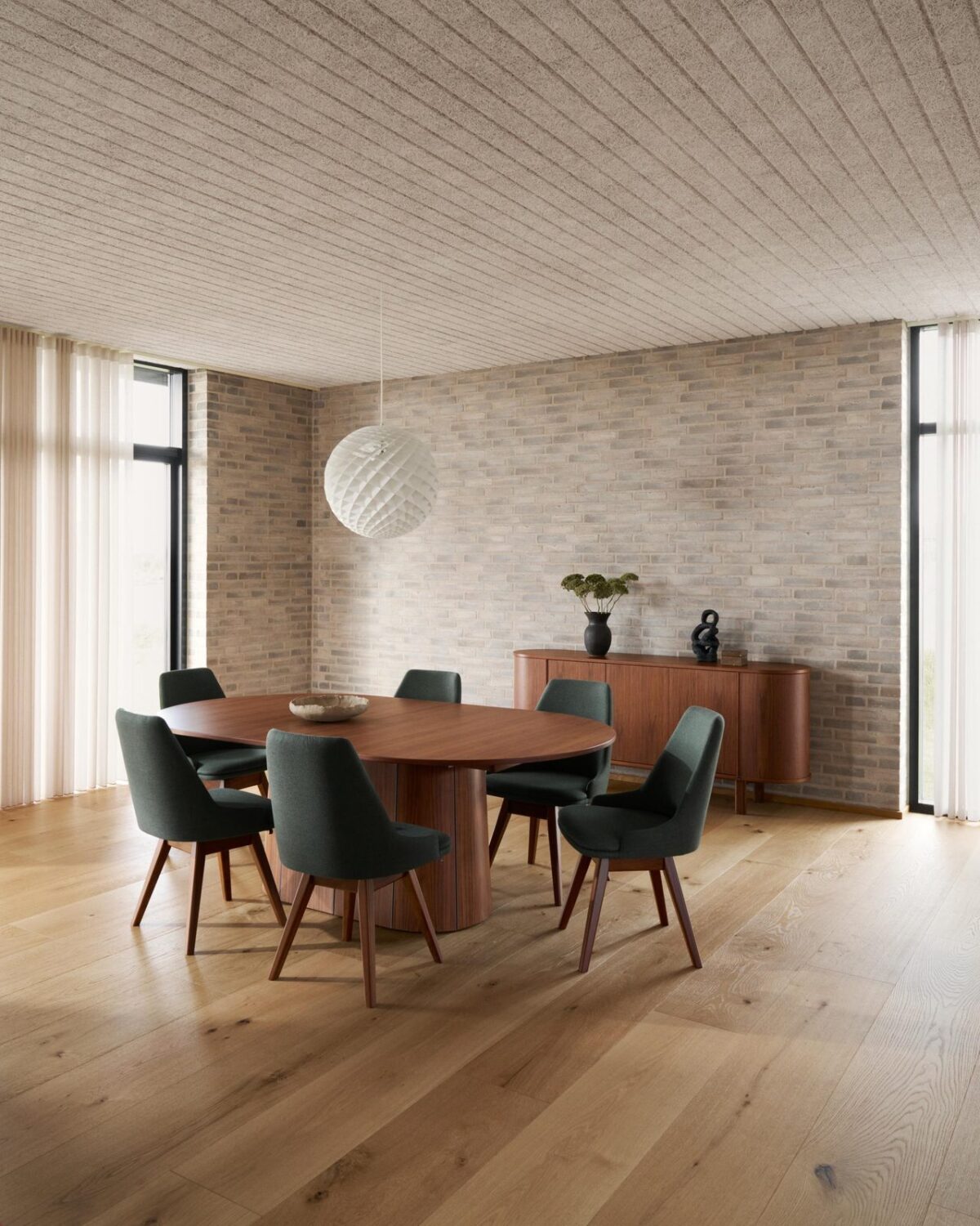 Skovby #543 dressoir in een lichte eetkamer
