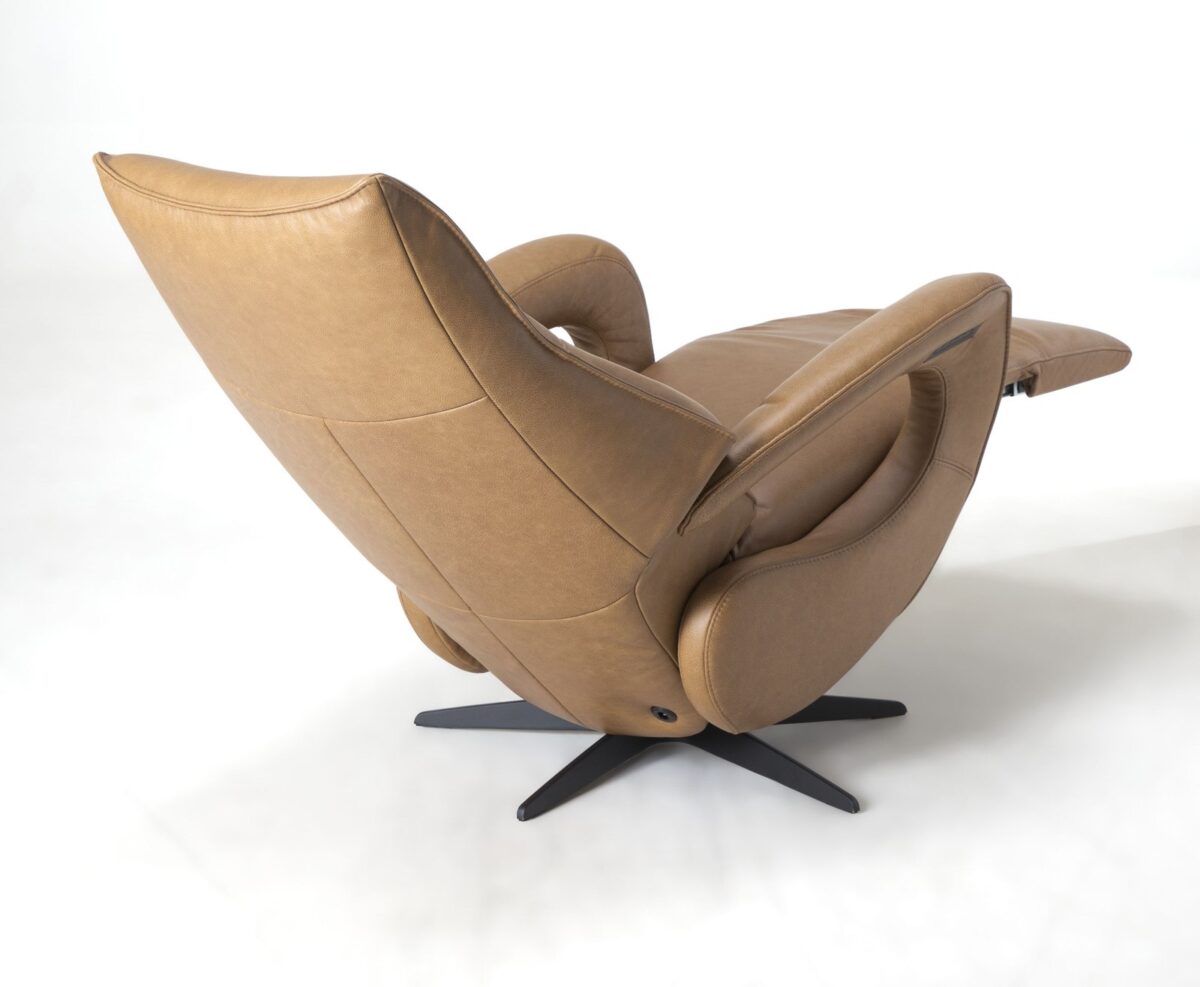De Toekomst Twice Pro TW-036N relaxfauteuil schuin achteraanzicht