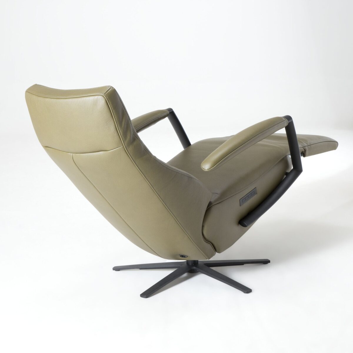 De Toekomst Twice Pro TW-137N relaxfauteuil schuin achteraanzicht