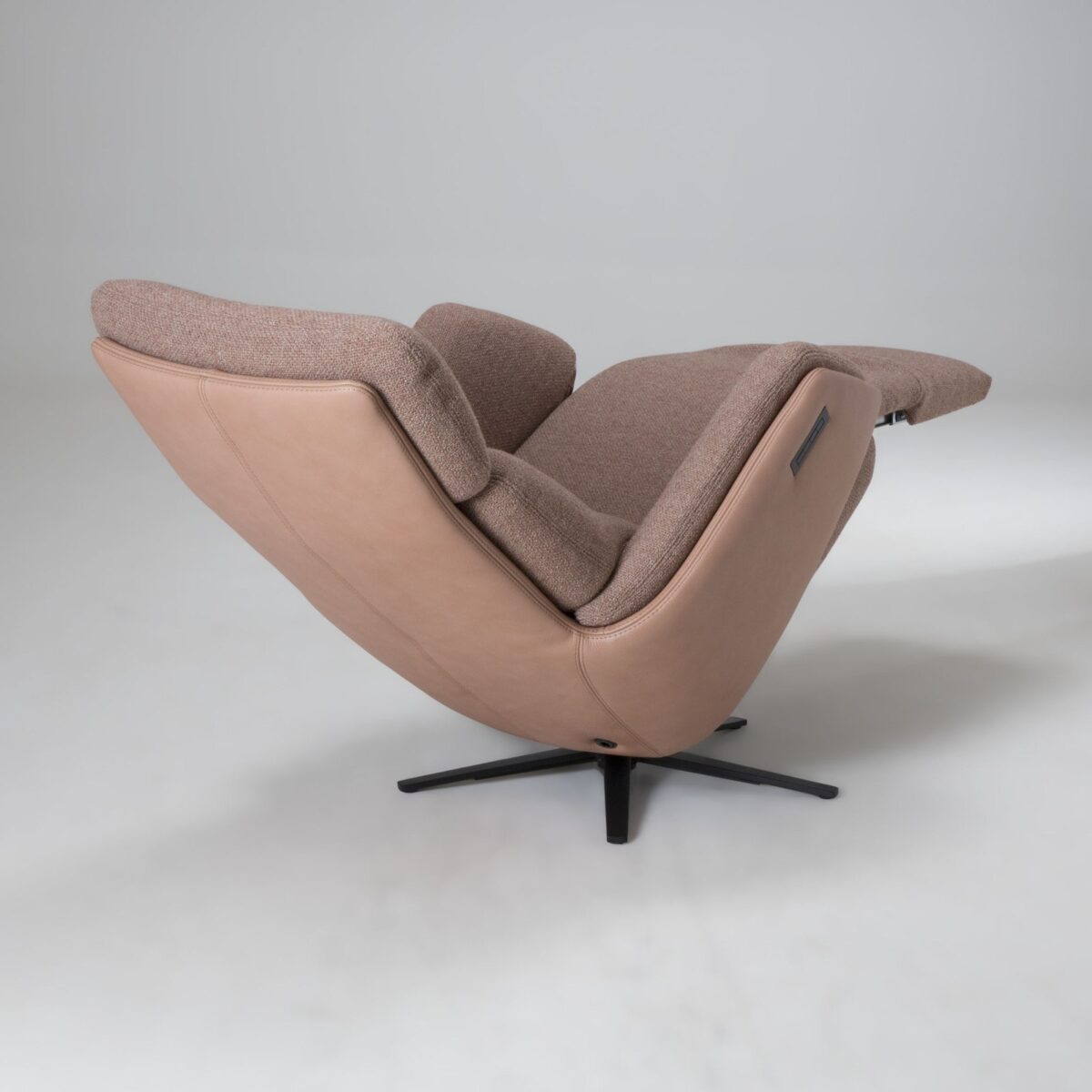 De Toekomst Twice Pro TW-269N relaxfauteuil schuin achteraanzicht