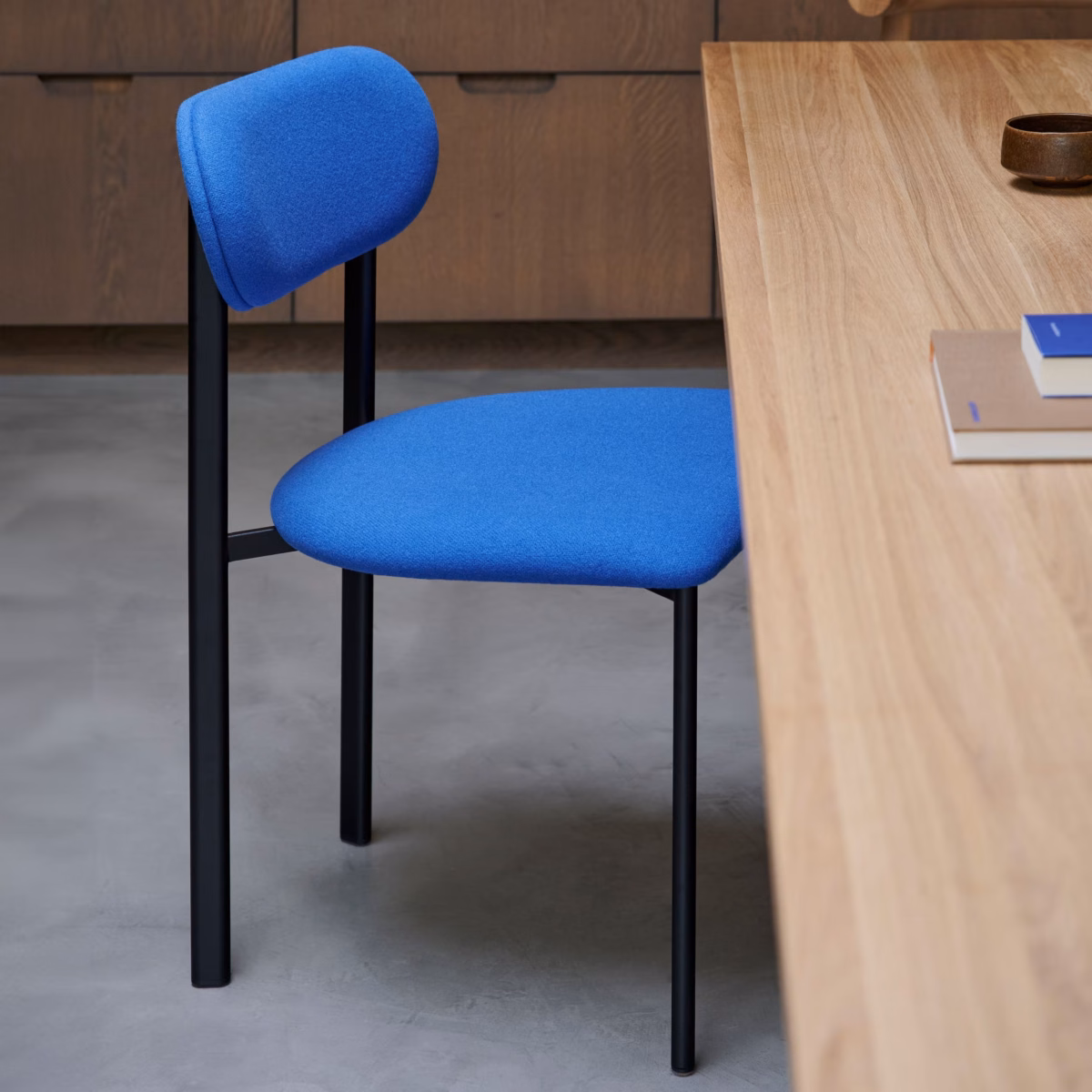 Studio HENK Oblique eetkamerstoel bekleed met armleuning - Afbeelding 10