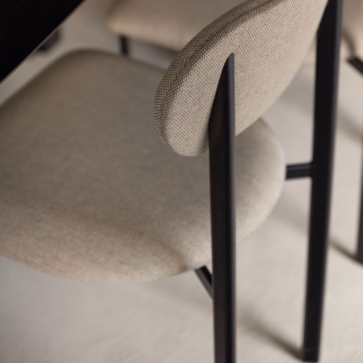 Studio HENK Oblique eetkamerstoel bekleed met armleuning - Afbeelding 9