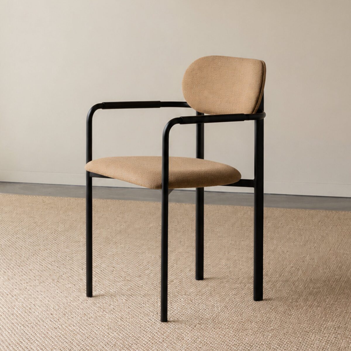 Studio HENK Oblique eetkamerstoel bekleed met armleuning - Afbeelding 2